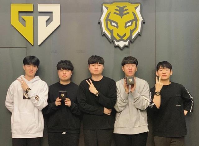 6记以上三 6记以上三